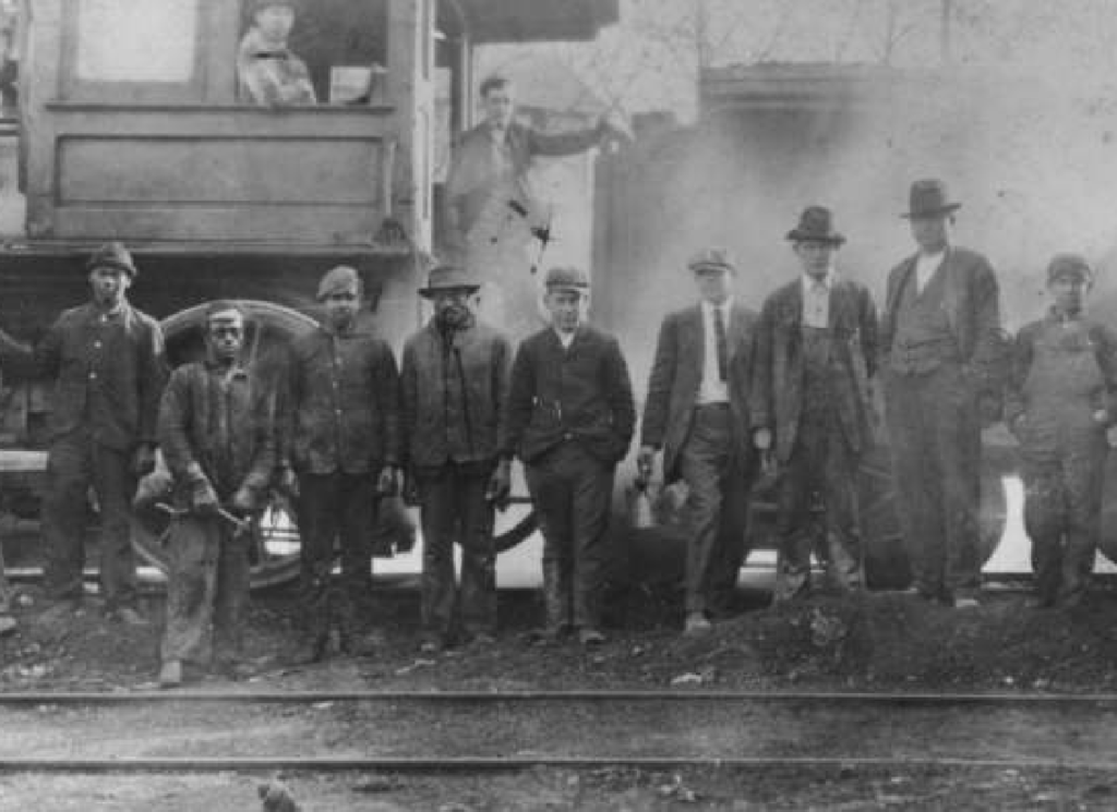 A&R Locomotive shop & train crew – 1917